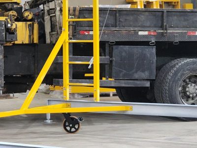 Linha de Vida Móvel tipo C Monteeuse - Segurança em Altura nas atividades de Manutenção, Inspeção de cargas e Enlonamento de veículos e caminhões, com atendimento total a NR35, permitindo a Ancoragem do Cinto de segurança no Trava-quedas. Trabalho seguro, estrutura móvel com Rodízios robustos e de qualidade.