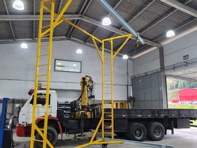 Linha de Vida Móvel tipo C Monteeuse - Segurança em Altura nas atividades de Manutenção, Inspeção de cargas e Enlonamento de veículos e caminhões, com atendimento total a NR35, permitindo a Ancoragem do Cinto de segurança no Trava-quedas. Trabalho seguro, estrutura móvel com Rodízios robustos e de qualidade.