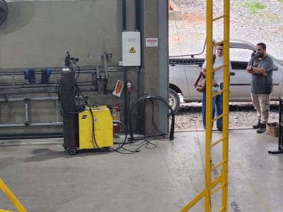 Linha de Vida Móvel tipo C Monteeuse - Segurança em Altura nas atividades de Manutenção, Inspeção de cargas e Enlonamento de veículos e caminhões, com atendimento total a NR35, permitindo a Ancoragem do Cinto de segurança no Trava-quedas. Trabalho seguro, estrutura móvel com Rodízios robustos e de qualidade.