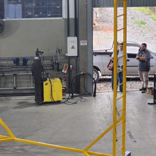 Linha de Vida Móvel tipo C Monteeuse - Segurança em Altura nas atividades de Manutenção, Inspeção de cargas e Enlonamento de veículos e caminhões, com atendimento total a NR35, permitindo a Ancoragem do Cinto de segurança no Trava-quedas. Trabalho seguro, estrutura móvel com Rodízios robustos e de qualidade.