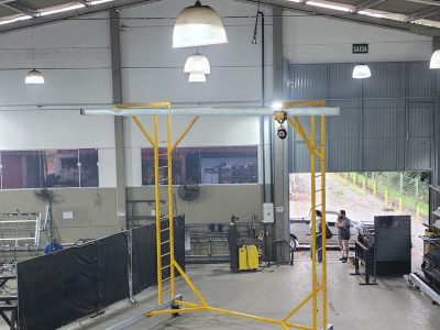 Linha de Vida Móvel tipo C Monteeuse - Segurança em Altura nas atividades de Manutenção, Inspeção de cargas e Enlonamento de veículos e caminhões, com atendimento total a NR35, permitindo a Ancoragem do Cinto de segurança no Trava-quedas. Trabalho seguro, estrutura móvel com Rodízios robustos e de qualidade.