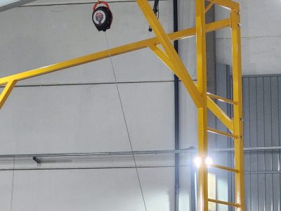 Linha de Vida Móvel tipo C Monteeuse - Segurança em Altura nas atividades de Manutenção, Inspeção de cargas e Enlonamento de veículos e caminhões, com atendimento total a NR35, permitindo a Ancoragem do Cinto de segurança no Trava-quedas. Trabalho seguro, estrutura móvel com Rodízios robustos e de qualidade.