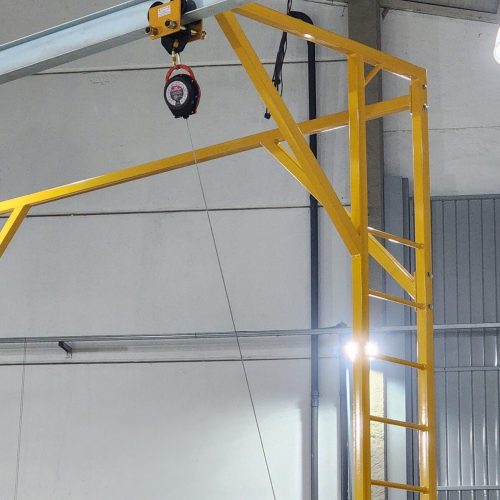 Linha de Vida Móvel tipo C Monteeuse - Segurança em Altura nas atividades de Manutenção, Inspeção de cargas e Enlonamento de veículos e caminhões, com atendimento total a NR35, permitindo a Ancoragem do Cinto de segurança no Trava-quedas. Trabalho seguro, estrutura móvel com Rodízios robustos e de qualidade.