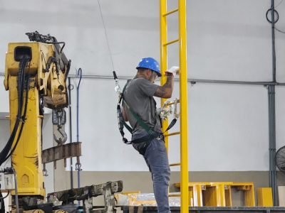 Linha de Vida Móvel tipo C Monteeuse - Segurança em Altura nas atividades de Manutenção, Inspeção de cargas e Enlonamento de veículos e caminhões, com atendimento total a NR35, permitindo a Ancoragem do Cinto de segurança no Trava-quedas. Trabalho seguro, estrutura móvel com Rodízios robustos e de qualidade.