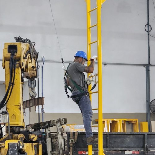 Linha de Vida Móvel tipo C Monteeuse - Segurança em Altura nas atividades de Manutenção, Inspeção de cargas e Enlonamento de veículos e caminhões, com atendimento total a NR35, permitindo a Ancoragem do Cinto de segurança no Trava-quedas. Trabalho seguro, estrutura móvel com Rodízios robustos e de qualidade.