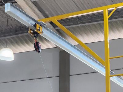 Linha de Vida Móvel tipo C Monteeuse - Segurança em Altura nas atividades de Manutenção, Inspeção de cargas e Enlonamento de veículos e caminhões, com atendimento total a NR35, permitindo a Ancoragem do Cinto de segurança no Trava-quedas. Trabalho seguro, estrutura móvel com Rodízios robustos e de qualidade.