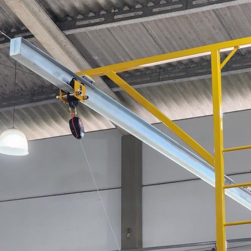 Linha de Vida Móvel tipo C Monteeuse - Segurança em Altura nas atividades de Manutenção, Inspeção de cargas e Enlonamento de veículos e caminhões, com atendimento total a NR35, permitindo a Ancoragem do Cinto de segurança no Trava-quedas. Trabalho seguro, estrutura móvel com Rodízios robustos e de qualidade.