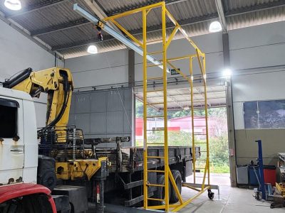 Linha de Vida Móvel tipo C Monteeuse - Segurança em Altura nas atividades de Manutenção, Inspeção de cargas e Enlonamento de veículos e caminhões, com atendimento total a NR35, permitindo a Ancoragem do Cinto de segurança no Trava-quedas. Trabalho seguro, estrutura móvel com Rodízios robustos e de qualidade.