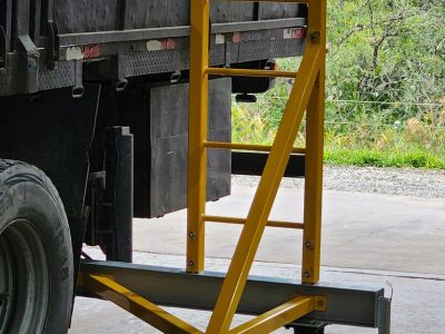 Linha de Vida Móvel tipo C Monteeuse - Segurança em Altura nas atividades de Manutenção, Inspeção de cargas e Enlonamento de veículos e caminhões, com atendimento total a NR35, permitindo a Ancoragem do Cinto de segurança no Trava-quedas. Trabalho seguro, estrutura móvel com Rodízios robustos e de qualidade.
