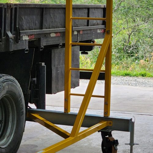 Linha de Vida Móvel tipo C Monteeuse - Segurança em Altura nas atividades de Manutenção, Inspeção de cargas e Enlonamento de veículos e caminhões, com atendimento total a NR35, permitindo a Ancoragem do Cinto de segurança no Trava-quedas. Trabalho seguro, estrutura móvel com Rodízios robustos e de qualidade.