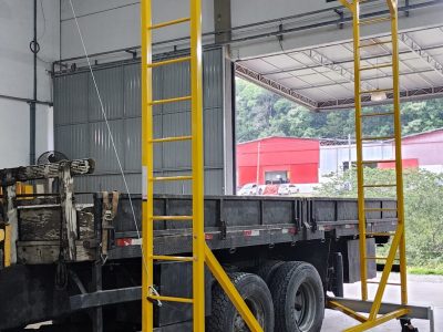 Linha de Vida Móvel tipo C Monteeuse - Segurança em Altura nas atividades de Manutenção, Inspeção de cargas e Enlonamento de veículos e caminhões, com atendimento total a NR35, permitindo a Ancoragem do Cinto de segurança no Trava-quedas. Trabalho seguro, estrutura móvel com Rodízios robustos e de qualidade.