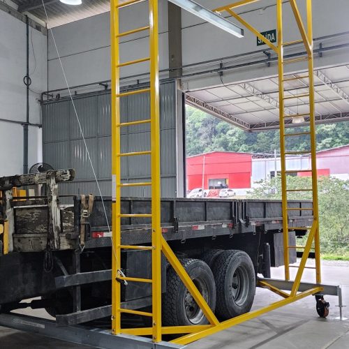Linha de Vida Móvel tipo C Monteeuse - Segurança em Altura nas atividades de Manutenção, Inspeção de cargas e Enlonamento de veículos e caminhões, com atendimento total a NR35, permitindo a Ancoragem do Cinto de segurança no Trava-quedas. Trabalho seguro, estrutura móvel com Rodízios robustos e de qualidade.