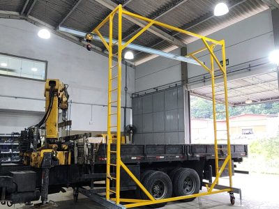 Linha de Vida Móvel tipo C Monteeuse - Segurança em Altura nas atividades de Manutenção, Inspeção de cargas e Enlonamento de veículos e caminhões, com atendimento total a NR35, permitindo a Ancoragem do Cinto de segurança no Trava-quedas. Trabalho seguro, estrutura móvel com Rodízios robustos e de qualidade.