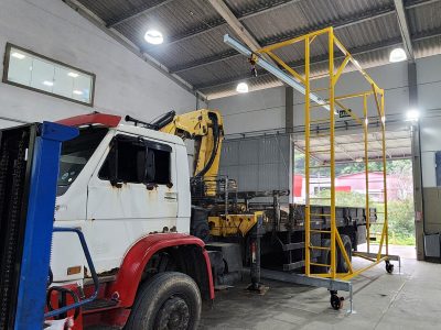 Linha de Vida Móvel tipo C Monteeuse - Segurança em Altura nas atividades de Manutenção, Inspeção de cargas e Enlonamento de veículos e caminhões, com atendimento total a NR35, permitindo a Ancoragem do Cinto de segurança no Trava-quedas. Trabalho seguro, estrutura móvel com Rodízios robustos e de qualidade.