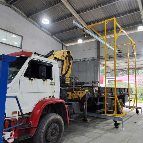 Linha de Vida Móvel tipo C Monteeuse - Segurança em Altura nas atividades de Manutenção, Inspeção de cargas e Enlonamento de veículos e caminhões, com atendimento total a NR35, permitindo a Ancoragem do Cinto de segurança no Trava-quedas. Trabalho seguro, estrutura móvel com Rodízios robustos e de qualidade.