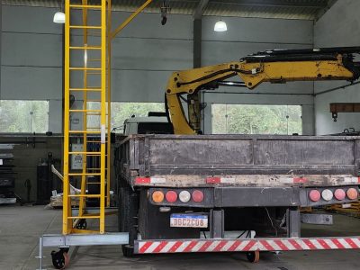 Linha de Vida Móvel tipo C Monteeuse - Segurança em Altura nas atividades de Manutenção, Inspeção de cargas e Enlonamento de veículos e caminhões, com atendimento total a NR35, permitindo a Ancoragem do Cinto de segurança no Trava-quedas. Trabalho seguro, estrutura móvel com Rodízios robustos e de qualidade.
