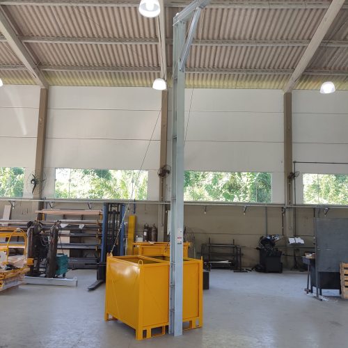 Poste de Ancoragem Móvel - Linha de Vida Móvel com auxílio de empilhadeira ou palleteira - Segurança em Altura nas atividades de Manutenção, Inspeção de cargas e Enlonamento de veículos e caminhões, com atendimento total a NR35, permitindo a Ancoragem do Cinto de segurança no Trava-quedas. Trabalho seguro, estrutura móvel e de alta qualidade.