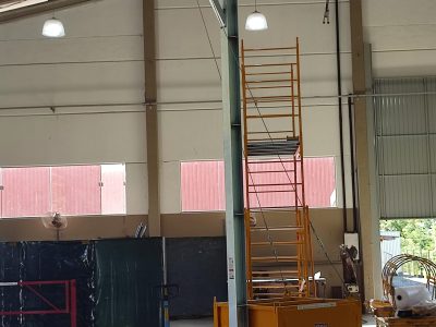 Poste de Ancoragem Móvel - Linha de Vida Móvel com auxílio de empilhadeira ou palleteira - Segurança em Altura nas atividades de Manutenção, Inspeção de cargas e Enlonamento de veículos e caminhões, com atendimento total a NR35, permitindo a Ancoragem do Cinto de segurança no Trava-quedas. Trabalho seguro, estrutura móvel e de alta qualidade.