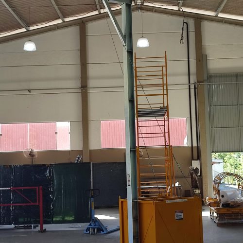 Poste de Ancoragem Móvel - Linha de Vida Móvel com auxílio de empilhadeira ou palleteira - Segurança em Altura nas atividades de Manutenção, Inspeção de cargas e Enlonamento de veículos e caminhões, com atendimento total a NR35, permitindo a Ancoragem do Cinto de segurança no Trava-quedas. Trabalho seguro, estrutura móvel e de alta qualidade.