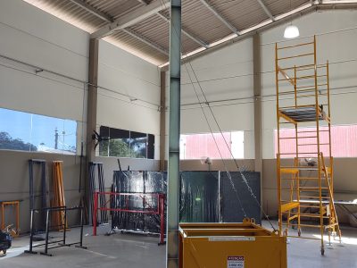 Poste de Ancoragem Móvel - Linha de Vida Móvel com auxílio de empilhadeira ou palleteira - Segurança em Altura nas atividades de Manutenção, Inspeção de cargas e Enlonamento de veículos e caminhões, com atendimento total a NR35, permitindo a Ancoragem do Cinto de segurança no Trava-quedas. Trabalho seguro, estrutura móvel e de alta qualidade.