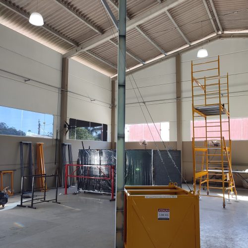 Poste de Ancoragem Móvel - Linha de Vida Móvel com auxílio de empilhadeira ou palleteira - Segurança em Altura nas atividades de Manutenção, Inspeção de cargas e Enlonamento de veículos e caminhões, com atendimento total a NR35, permitindo a Ancoragem do Cinto de segurança no Trava-quedas. Trabalho seguro, estrutura móvel e de alta qualidade.