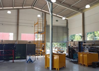 Poste de Ancoragem Móvel - Linha de Vida Móvel com auxílio de empilhadeira ou palleteira - Segurança em Altura nas atividades de Manutenção, Inspeção de cargas e Enlonamento de veículos e caminhões, com atendimento total a NR35, permitindo a Ancoragem do Cinto de segurança no Trava-quedas. Trabalho seguro, estrutura móvel e de alta qualidade.