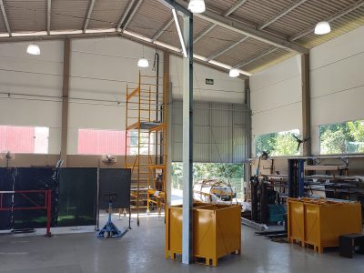 Poste de Ancoragem Móvel - Linha de Vida Móvel com auxílio de empilhadeira ou palleteira - Segurança em Altura nas atividades de Manutenção, Inspeção de cargas e Enlonamento de veículos e caminhões, com atendimento total a NR35, permitindo a Ancoragem do Cinto de segurança no Trava-quedas. Trabalho seguro, estrutura móvel e de alta qualidade.