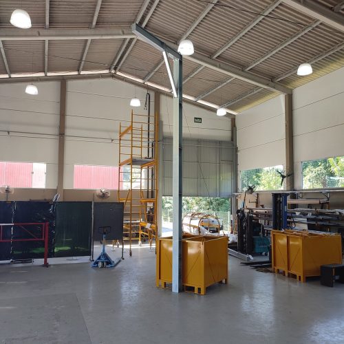 Poste de Ancoragem Móvel - Linha de Vida Móvel com auxílio de empilhadeira ou palleteira - Segurança em Altura nas atividades de Manutenção, Inspeção de cargas e Enlonamento de veículos e caminhões, com atendimento total a NR35, permitindo a Ancoragem do Cinto de segurança no Trava-quedas. Trabalho seguro, estrutura móvel e de alta qualidade.