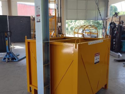 Poste de Ancoragem Móvel - Linha de Vida Móvel com auxílio de empilhadeira ou palleteira - Segurança em Altura nas atividades de Manutenção, Inspeção de cargas e Enlonamento de veículos e caminhões, com atendimento total a NR35, permitindo a Ancoragem do Cinto de segurança no Trava-quedas. Trabalho seguro, estrutura móvel e de alta qualidade.