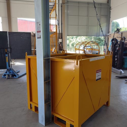 Poste de Ancoragem Móvel - Linha de Vida Móvel com auxílio de empilhadeira ou palleteira - Segurança em Altura nas atividades de Manutenção, Inspeção de cargas e Enlonamento de veículos e caminhões, com atendimento total a NR35, permitindo a Ancoragem do Cinto de segurança no Trava-quedas. Trabalho seguro, estrutura móvel e de alta qualidade.