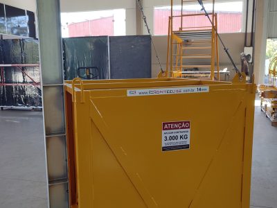 Poste de Ancoragem Móvel - Linha de Vida Móvel com auxílio de empilhadeira ou palleteira - Segurança em Altura nas atividades de Manutenção, Inspeção de cargas e Enlonamento de veículos e caminhões, com atendimento total a NR35, permitindo a Ancoragem do Cinto de segurança no Trava-quedas. Trabalho seguro, estrutura móvel e de alta qualidade.