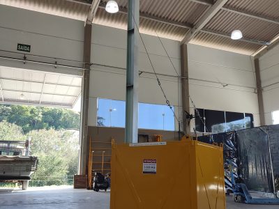 Poste de Ancoragem Móvel - Linha de Vida Móvel com auxílio de empilhadeira ou palleteira - Segurança em Altura nas atividades de Manutenção, Inspeção de cargas e Enlonamento de veículos e caminhões, com atendimento total a NR35, permitindo a Ancoragem do Cinto de segurança no Trava-quedas. Trabalho seguro, estrutura móvel e de alta qualidade.