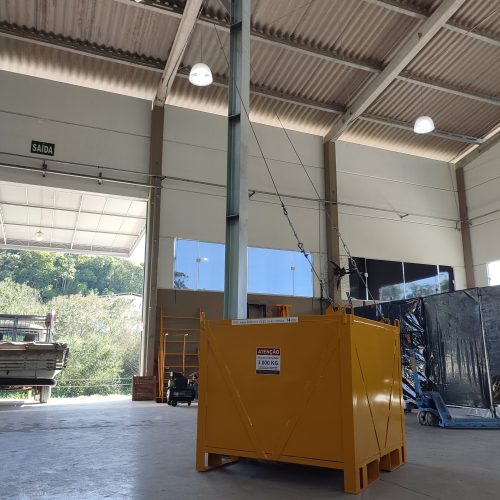 Poste de Ancoragem Móvel - Linha de Vida Móvel com auxílio de empilhadeira ou palleteira - Segurança em Altura nas atividades de Manutenção, Inspeção de cargas e Enlonamento de veículos e caminhões, com atendimento total a NR35, permitindo a Ancoragem do Cinto de segurança no Trava-quedas. Trabalho seguro, estrutura móvel e de alta qualidade.
