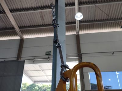 Poste de Ancoragem Móvel - Linha de Vida Móvel com auxílio de empilhadeira ou palleteira - Segurança em Altura nas atividades de Manutenção, Inspeção de cargas e Enlonamento de veículos e caminhões, com atendimento total a NR35, permitindo a Ancoragem do Cinto de segurança no Trava-quedas. Trabalho seguro, estrutura móvel e de alta qualidade.