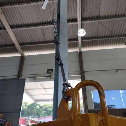 Poste de Ancoragem Móvel - Linha de Vida Móvel com auxílio de empilhadeira ou palleteira - Segurança em Altura nas atividades de Manutenção, Inspeção de cargas e Enlonamento de veículos e caminhões, com atendimento total a NR35, permitindo a Ancoragem do Cinto de segurança no Trava-quedas. Trabalho seguro, estrutura móvel e de alta qualidade.