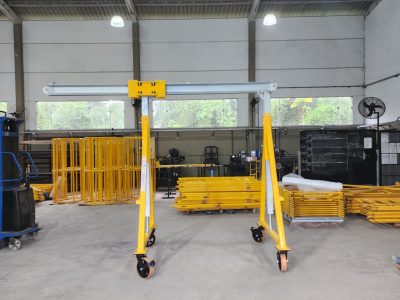 Pórtico de içamento de Cargas MONTEEUSE - Pórtico ajustável em altura ou largura, com capacidade de carga alta e formato customizável conforme a necessidade do cliente. Segurança no içamento e movimentação de cargas pesadas.
