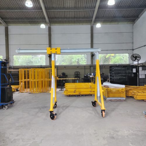 Pórtico de içamento de Cargas MONTEEUSE - Pórtico ajustável em altura ou largura, com capacidade de carga alta e formato customizável conforme a necessidade do cliente. Segurança no içamento e movimentação de cargas pesadas.