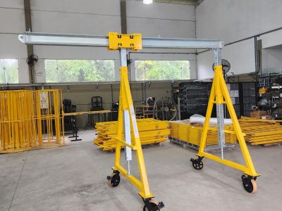 Pórtico de içamento de Cargas MONTEEUSE - Pórtico ajustável em altura ou largura, com capacidade de carga alta e formato customizável conforme a necessidade do cliente. Segurança no içamento e movimentação de cargas pesadas.