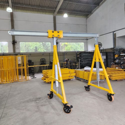 Pórtico de içamento de Cargas MONTEEUSE - Pórtico ajustável em altura ou largura, com capacidade de carga alta e formato customizável conforme a necessidade do cliente. Segurança no içamento e movimentação de cargas pesadas.