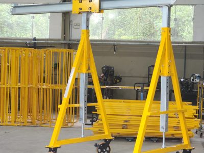 Pórtico de içamento de Cargas MONTEEUSE - Pórtico ajustável em altura ou largura, com capacidade de carga alta e formato customizável conforme a necessidade do cliente. Segurança no içamento e movimentação de cargas pesadas.
