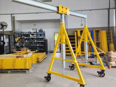 Pórtico de içamento de Cargas MONTEEUSE - Pórtico ajustável em altura ou largura, com capacidade de carga alta e formato customizável conforme a necessidade do cliente. Segurança no içamento e movimentação de cargas pesadas.