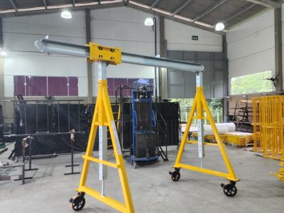 Pórtico de içamento de Cargas MONTEEUSE - Pórtico ajustável em altura ou largura, com capacidade de carga alta e formato customizável conforme a necessidade do cliente. Segurança no içamento e movimentação de cargas pesadas.