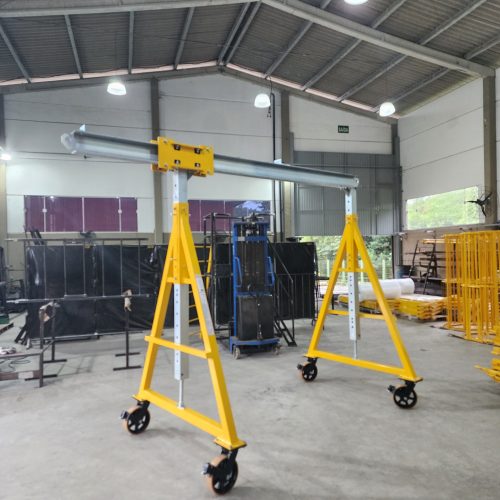 Pórtico de içamento de Cargas MONTEEUSE - Pórtico ajustável em altura ou largura, com capacidade de carga alta e formato customizável conforme a necessidade do cliente. Segurança no içamento e movimentação de cargas pesadas.