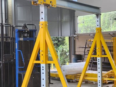 Pórtico de içamento de Cargas MONTEEUSE - Pórtico ajustável em altura ou largura, com capacidade de carga alta e formato customizável conforme a necessidade do cliente. Segurança no içamento e movimentação de cargas pesadas.