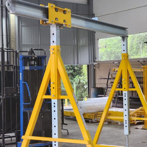 Pórtico de içamento de Cargas MONTEEUSE - Pórtico ajustável em altura ou largura, com capacidade de carga alta e formato customizável conforme a necessidade do cliente. Segurança no içamento e movimentação de cargas pesadas.