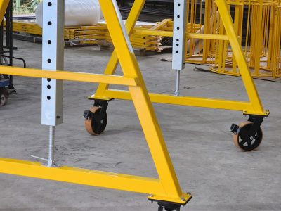 Pórtico de içamento de Cargas MONTEEUSE - Pórtico ajustável em altura ou largura, com capacidade de carga alta e formato customizável conforme a necessidade do cliente. Segurança no içamento e movimentação de cargas pesadas.