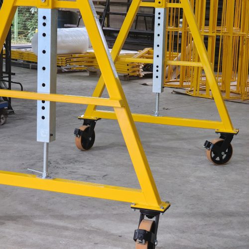 Pórtico de içamento de Cargas MONTEEUSE - Pórtico ajustável em altura ou largura, com capacidade de carga alta e formato customizável conforme a necessidade do cliente. Segurança no içamento e movimentação de cargas pesadas.