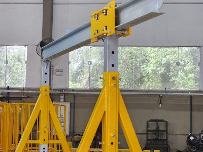 Pórtico de içamento de Cargas MONTEEUSE - Pórtico ajustável em altura ou largura, com capacidade de carga alta e formato customizável conforme a necessidade do cliente. Segurança no içamento e movimentação de cargas pesadas.
