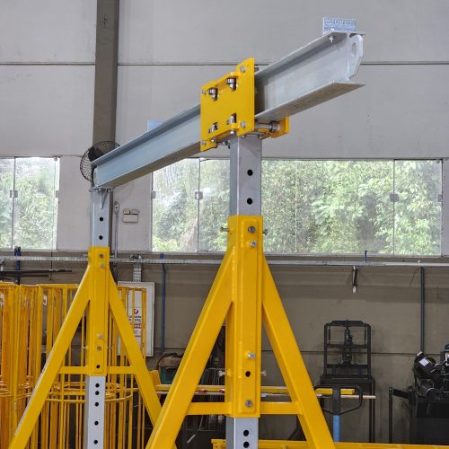 Pórtico de içamento de Cargas MONTEEUSE - Pórtico ajustável em altura ou largura, com capacidade de carga alta e formato customizável conforme a necessidade do cliente. Segurança no içamento e movimentação de cargas pesadas.