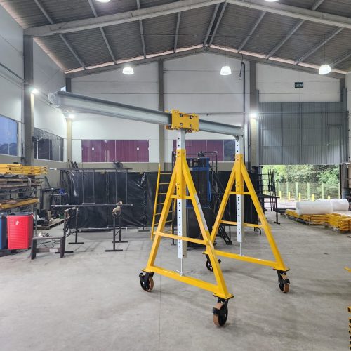Pórtico de içamento de Cargas MONTEEUSE - Pórtico ajustável em altura ou largura, com capacidade de carga alta e formato customizável conforme a necessidade do cliente. Segurança no içamento e movimentação de cargas pesadas.